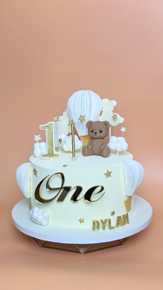 Buenos días a todos 🤗 Me gustaría enseñaros esta preciosa tarta para el primer cumpleaños de Dylan 🤍 Por dentro lleva los bizcochos de pistacho, crema de mascarpone con mantequilla de pistacho y la mermelada de frambuesa ✨️🫶
Para pedir presupuesto, hacer un encargo y comprobar las fechas libres por favor escríbeme al WhatsApp 678044863

#postresalcaladehenares #postresdepolza #alcaládehenares #madrid #torrejondeardoz #corredorhenares #mesadulceadomicilio #mesadulcemadrid #mesadulcealcaladehenares #tartasdemousse #tartaspersonalizadas #tartasdecumpleaños #postresmadrid #macarons #macaronsmadrid #tartaunicornio #mousse #tartadezanahoria #smashcake #tartadeboda #tartasdebodas #boda2025 #cupcakes #galletas #tartadenumeros #chocolate