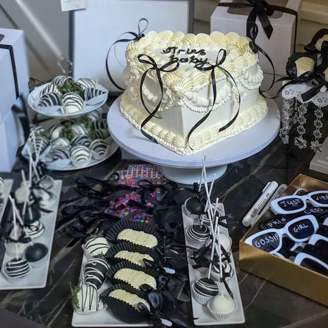 La tarta y mesa dulce para el cumpleaños de Lisa 🖤🤍
Para pedir presupuesto, hacer un encargo y comprobar las fechas libres por favor escríbeme al WhatsApp 678044863

#postresalcaladehenares #postresdepolza #alcaládehenares #madrid #torrejondeardoz #corredorhenares #mesadulceadomicilio #mesadulcemadrid #mesadulcealcaladehenares #tartasdemousse #tartaspersonalizadas #tartasdecumpleaños #postresmadrid #macarons #macaronsmadrid #tartaunicornio #mousse #tartadezanahoria #gossipgirlstyle #tartagossipgirl #gossipgirlcake #gossip #cupcakes #galletas #tartadenumeros #chocolate